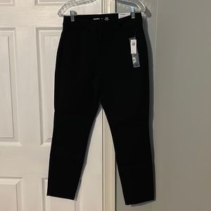Never worn, new with original tags Old Navy Pixie Ankle pants, Size 8.